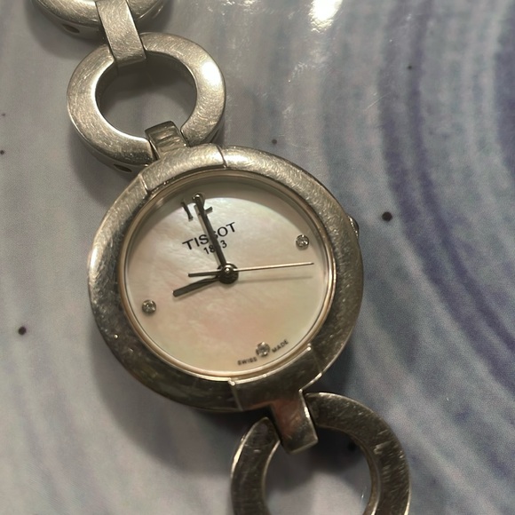 Tissot “pinky” ladies watch. NEW BATTERY - Picture 8 of 9